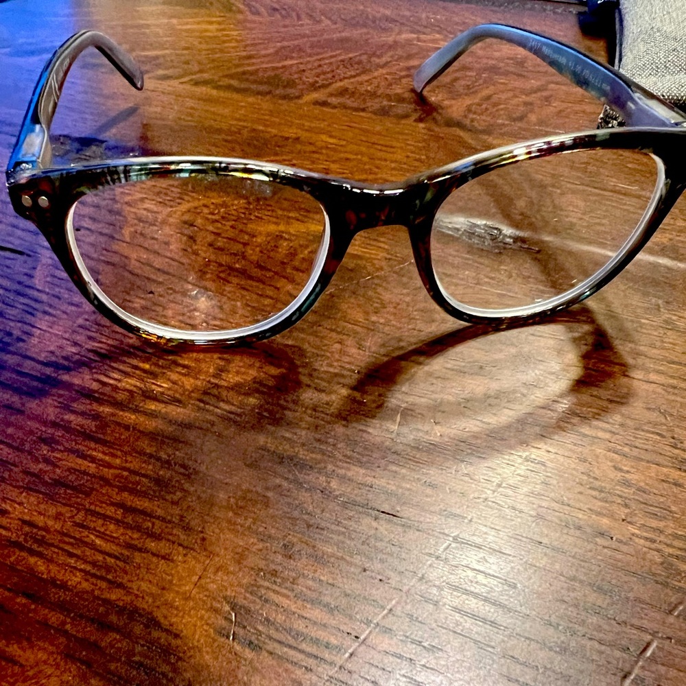 Peepers brand readers with 1.0 magnifying